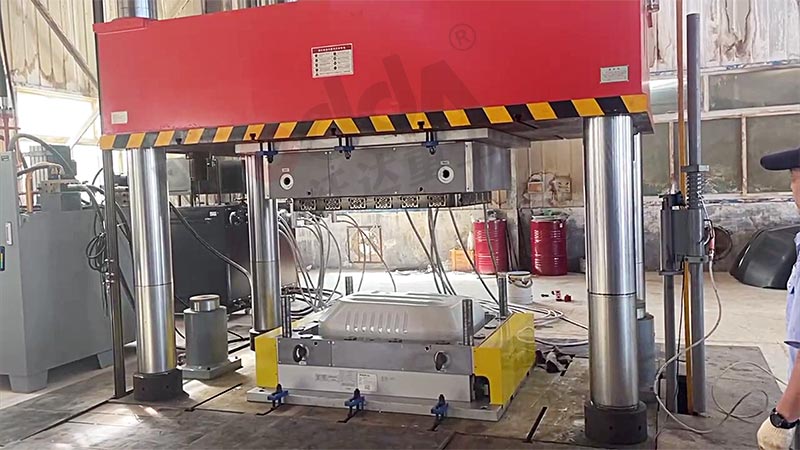1500噸SMC汽車(chē)覆蓋件模壓成型液壓機(jī)