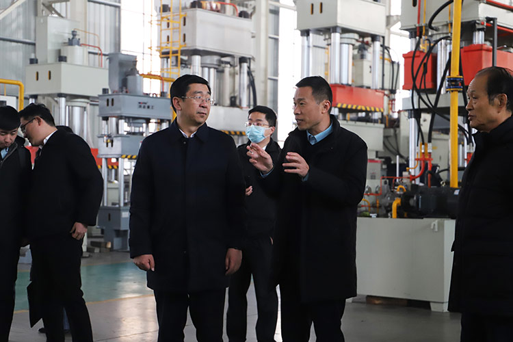徐州市委常委、經開區(qū)黨工委書記張克一行觀看車間