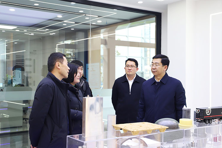 徐州市委常委、經開區(qū)黨工委書記張克一行蒞臨山東沃達重工調研考察